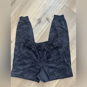 Lululemon on the fly camo joggers
